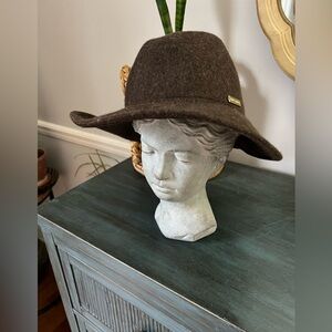 Vince Camuto Women’s Felt Panama Brown hat.